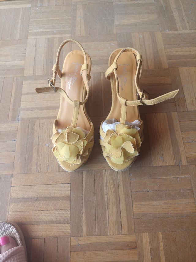 Sandalias amarillas tacón cuña