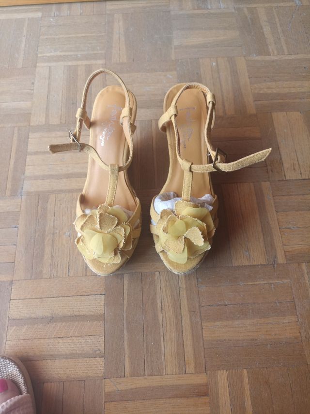 Sandalias amarillas tacón cuña