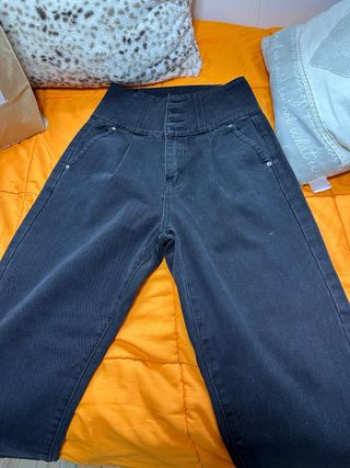 Pantalones negros tiro alto
