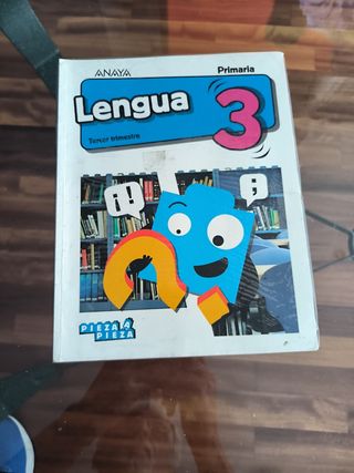 Libro Lengua primaria forrado y con nombre borrado