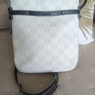 Bandolera Loewe blanca y marrón