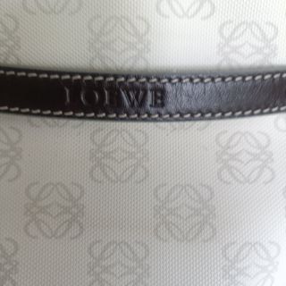 Bandolera Loewe blanca y marrón