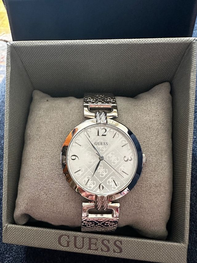 Reloj Guess plateado
