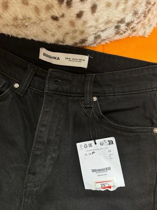 Vaqueros Bershka negros, talla S