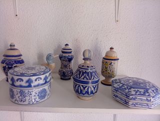 Set di vecchie ceramiche blu e bianche
