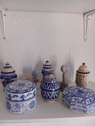 Set di vecchie ceramiche blu e bianche