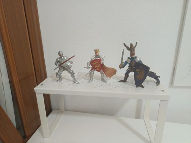 3 figuras medievales: Rey y 2 caballeros