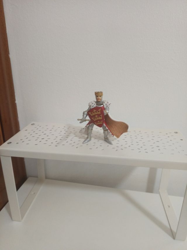 3 figuras medievales: Rey y 2 caballeros