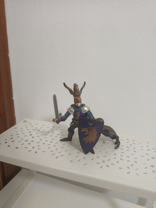 3 figuras medievales: Rey y 2 caballeros