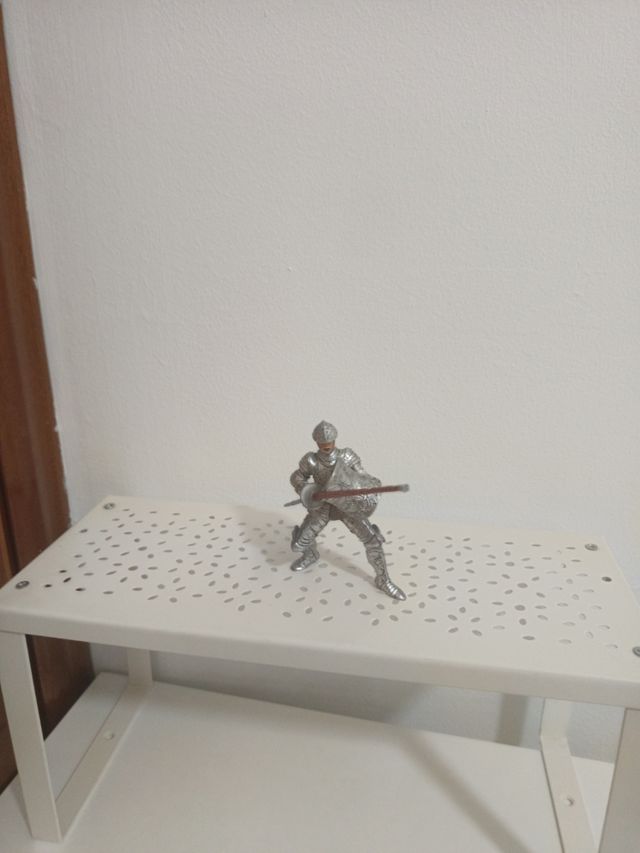 3 figuras medievales: Rey y 2 caballeros