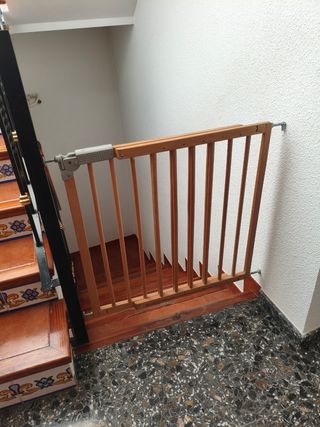 Barrera seguridad escalera madera