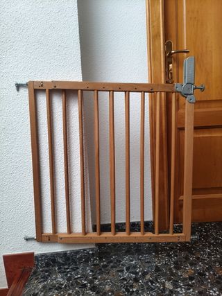 Barrera seguridad escalera madera