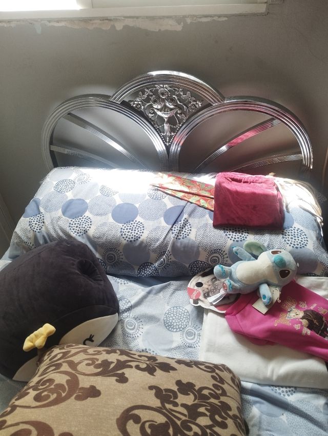 Cama antigua metal plateada con colchón y todo 