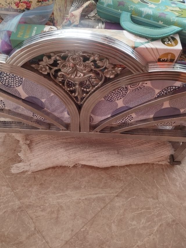 Cama antigua metal plateada con colchón y todo 