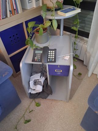 Mesa auxiliar gris con cajón