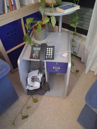 Mesa auxiliar gris con cajón