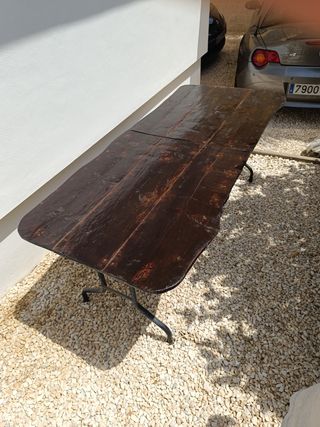 Mesa plegable de madera oscura