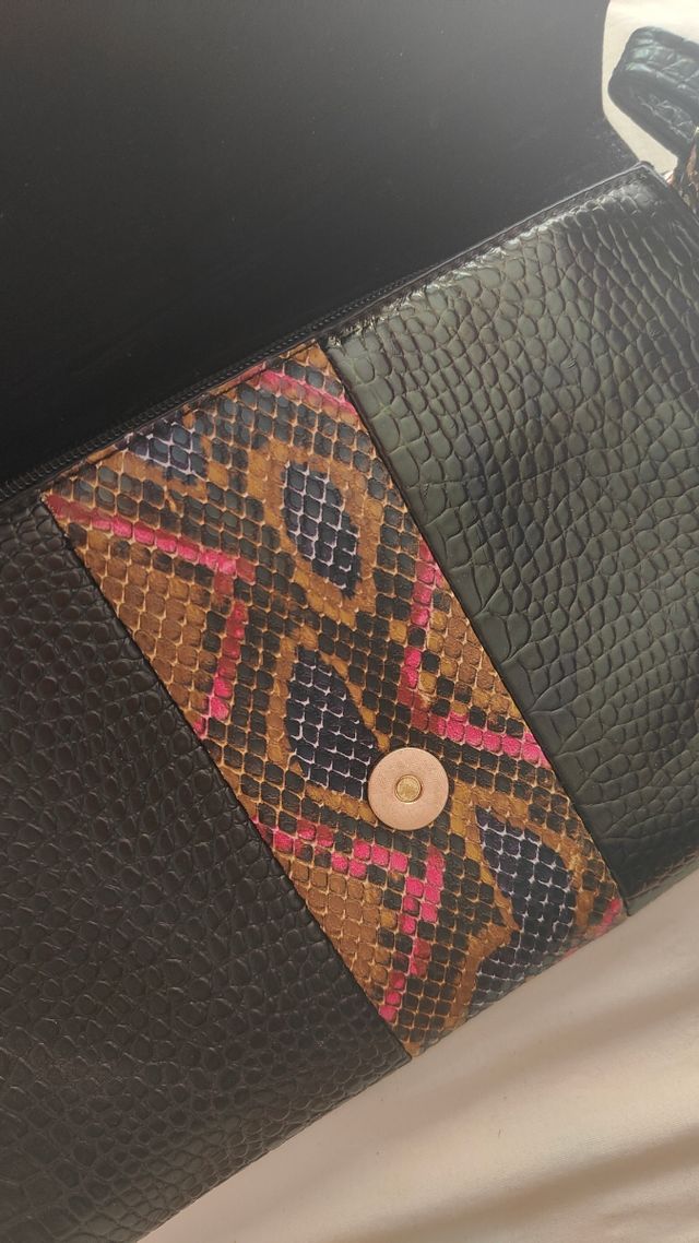 Bolso con estampado serpiente