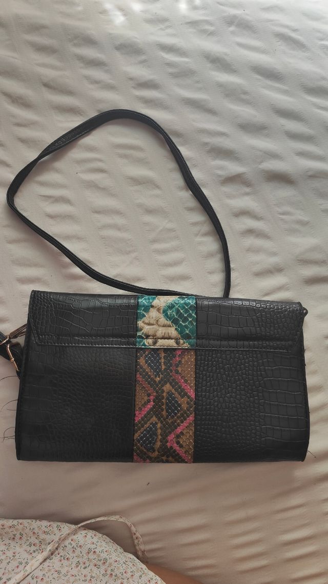Bolso con estampado serpiente