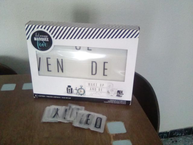 Lightbox blanca con letras