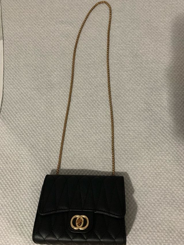 Bolso negro cadena dorada