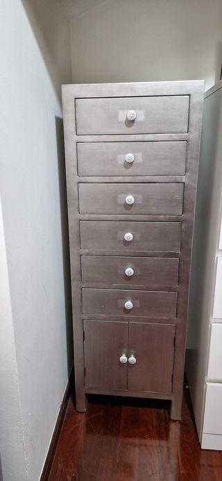 Armario de madera gris con tiradores, 6 cajones