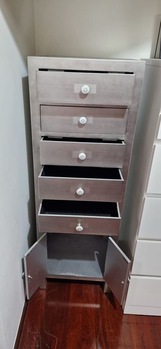Armario de madera gris con tiradores, 6 cajones