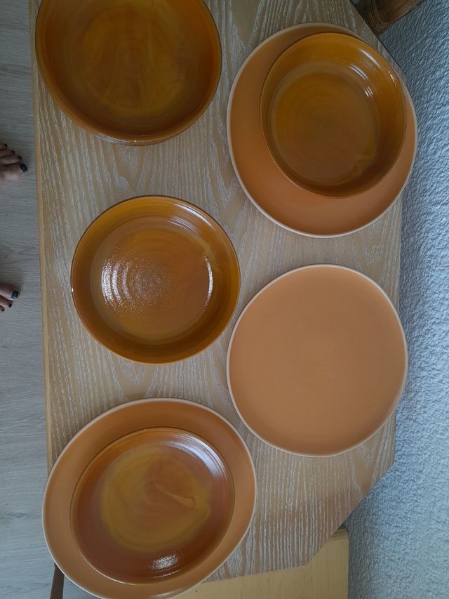 12 Platos Cerámica ,delantal don perignon, sombrer