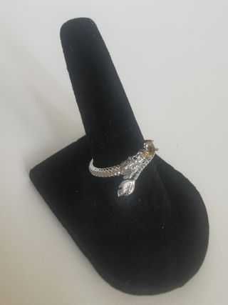 Anillo dragón con citrino natural.