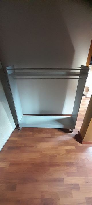 Perchero de tienda metálico gris con ruedas