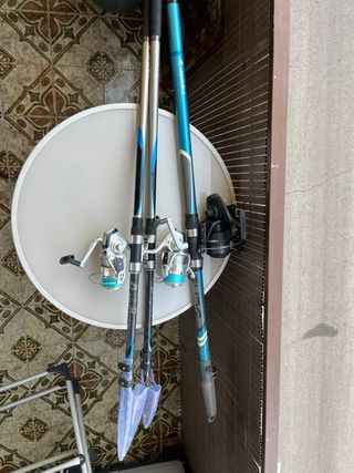 Cañas de pescar usadas - 4 piezas con caretes y 1 