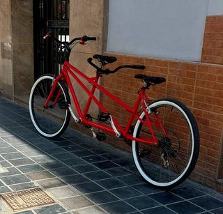 Bicicleta tándem roja