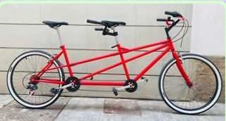 Bicicleta tándem roja