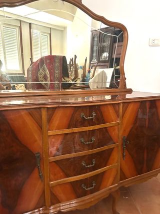 Aparador antiguo de madera de formica con espejo 