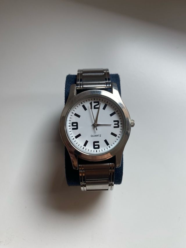 Reloj plateado elegante para hombres