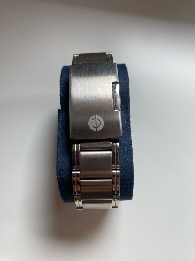 Reloj plateado elegante para hombres