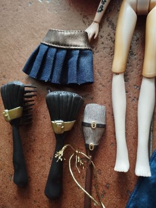 Muñeca Bratzillaz y accesorios.