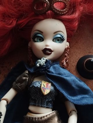 Muñeca Bratzillaz y accesorios.