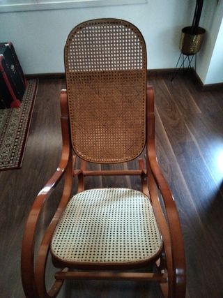 Mecedora mimbre marrón.