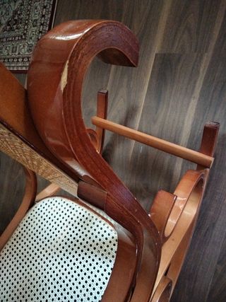Mecedora mimbre marrón.