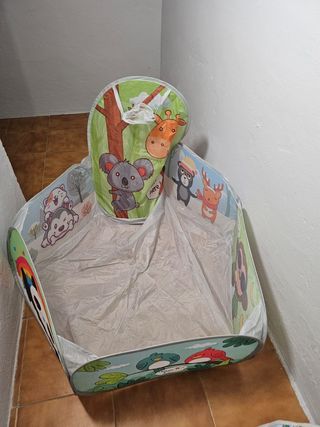 Parque de bolas infantil con canasta