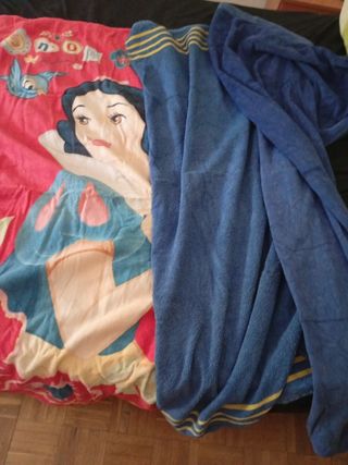 3 toallas playa: roja Blancanieves, 2 azules.