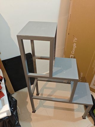 Estantería metálica gris. Acero inoxidable.