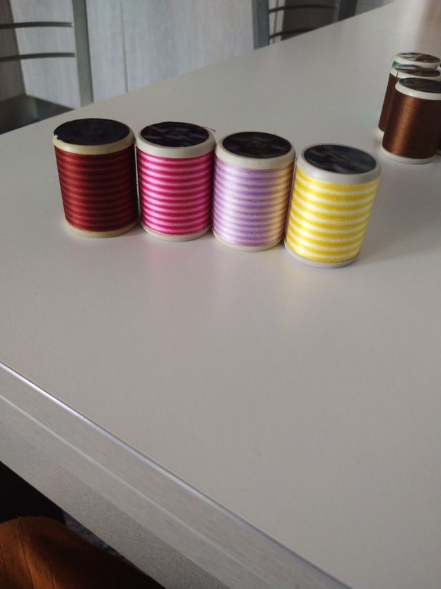 Hilos bordar: 4 carretes 2 € unidad
