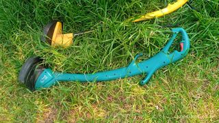 Cortacésped: corta bordes eléctrico.