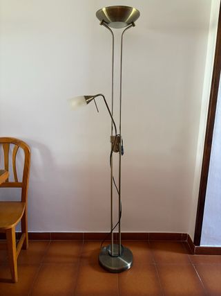 Lámpara pie dorada metal.