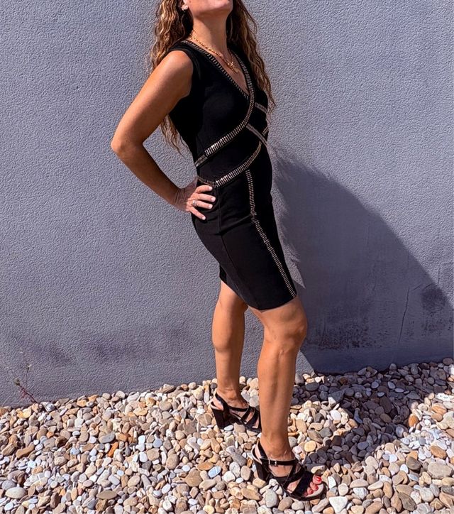 Vestido negro detalles dorados