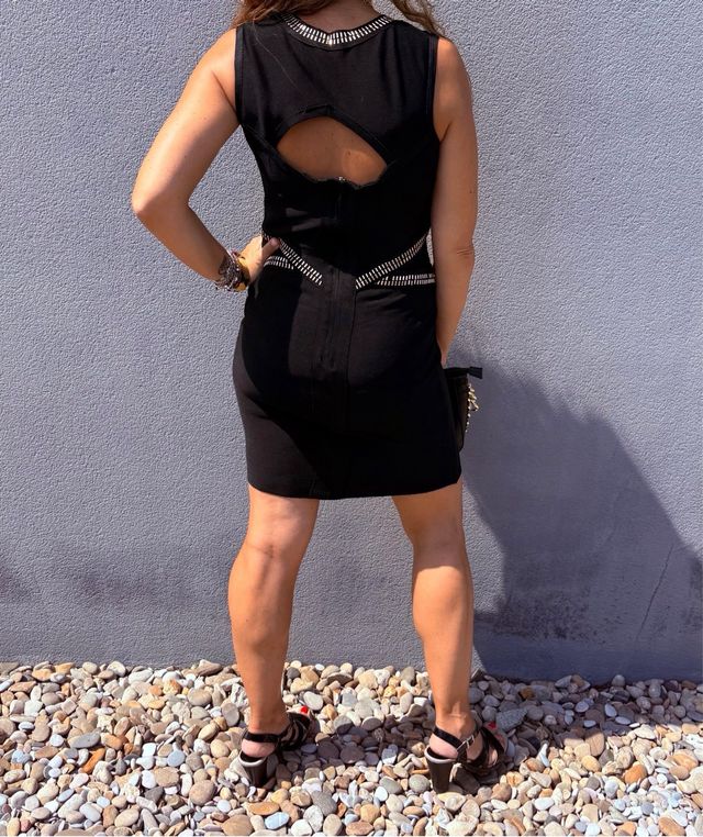 Vestido negro detalles dorados