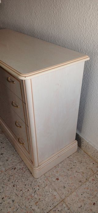 Cómoda 4 cajones beige y dorado