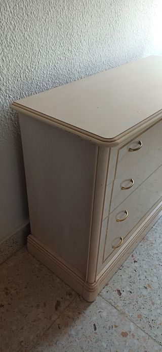 Cómoda 4 cajones beige y dorado
